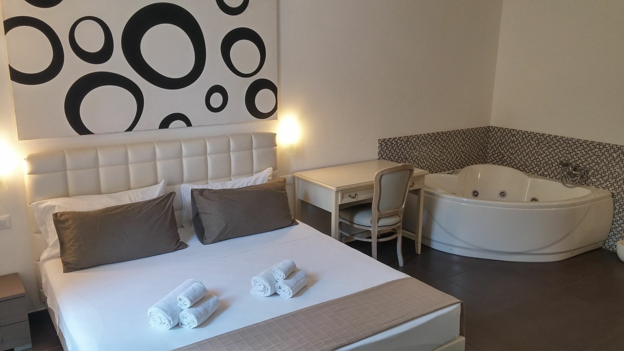 Up Room&Suite Λέτσε Εξωτερικό φωτογραφία
